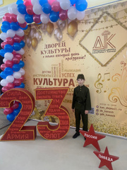 Праздничный концерт ученик  2 «б» класса  школы № 8 Дмитрий Березовский с песней «Есть такая профессия - родину защищать».