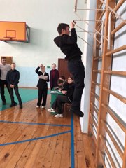 Сегодня в нашей школе учитель физической культуры Емельянов Б.А. и советник директора по воспитанию Кувшинова Л.Л. провели спортивное мероприятие «Армейские игры»