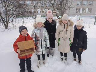 Сегодня ученики 3 класса МБОУ «Алтышевская ООШ» повесили кормушки для кормления птиц.