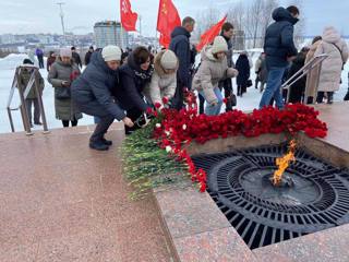 Возложили цветы к Вечному огню