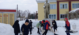 Акция по очистке от снега памятника неизвестному солдату.