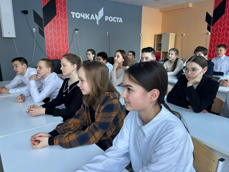 В рамках проекта «Всероссийские детские кинопремьеры», учащиеся 8 б класса просмотрели и обсудили фильм режиссера Ольги Акатьевой «Я делаю шаг»