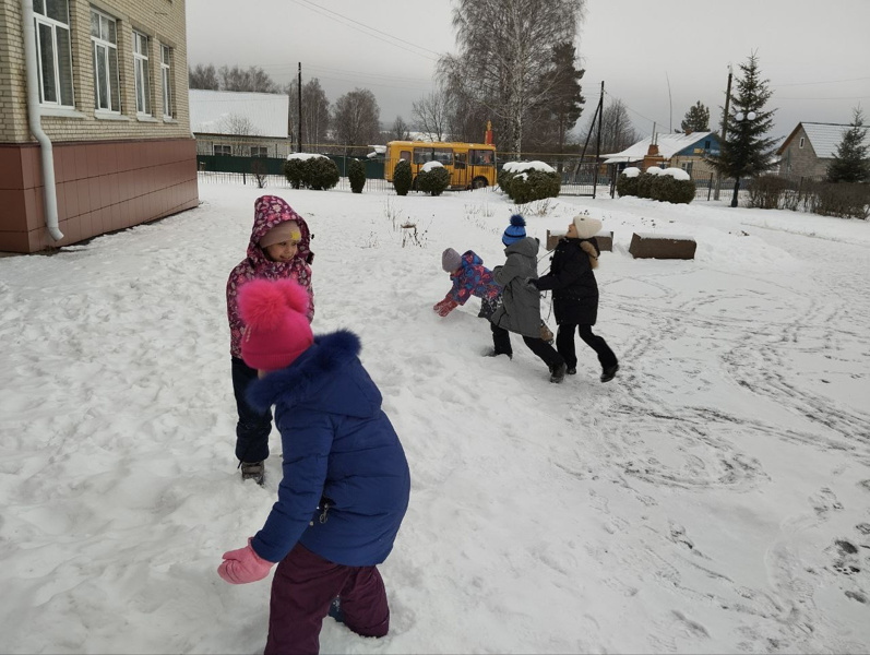 Продолжается работа пришкольного зимнего лагеря.