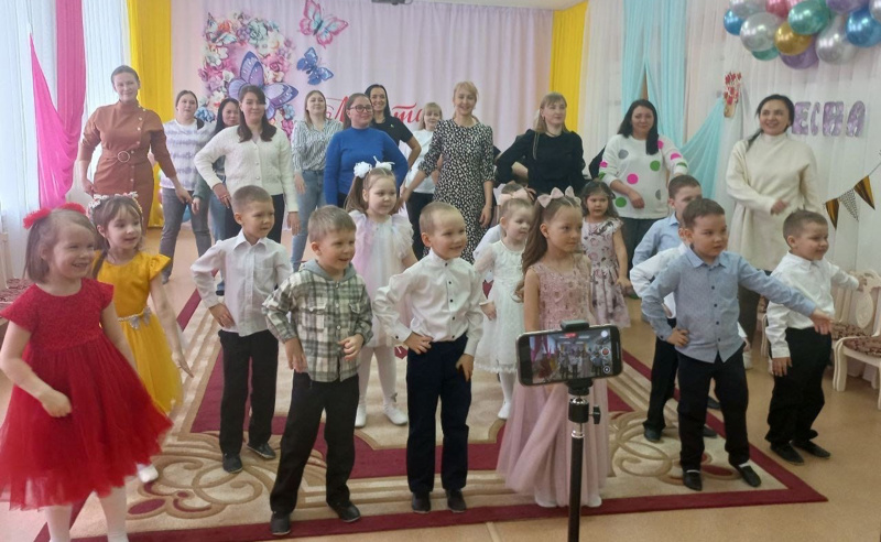 Праздник с мамами