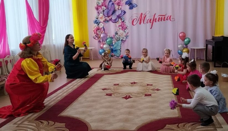 Веточка мимозы в подарок мамам