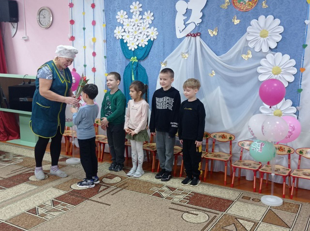 Акция "Цветы для мамы Героя"