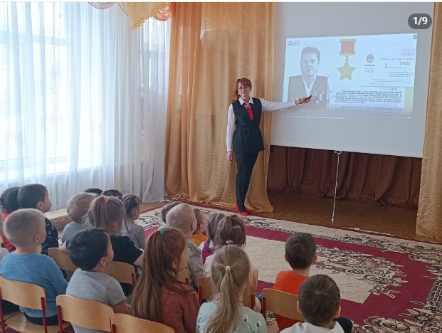 В рамках проекта «Лица Чувашии. Они сражались за Родину», который реализуется Культурно-выставочным центром «Радуга» при грантовой поддержке Минэкономразвития Чувашии и Фонда президентских грантов продолжается цикл занятий с детьми старшего дошкольного возраста. Так, в детском саду прошло увлекательное занятие, посвященное легендарной Советской летчице,единственной женщине из Чувашии,удостоенной звания Героя Советского союза,Парфеновой Зое Ивановне 🎖