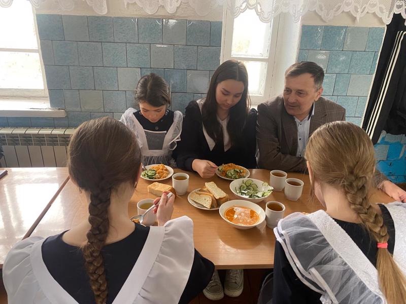 Директор школы совместно с учащимися школы провели встречу в формате завтрака.