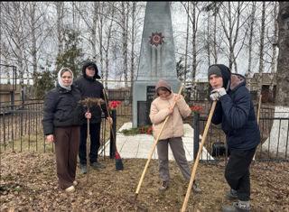 Уборку территории обелиска