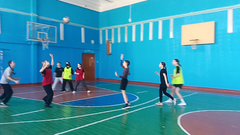 В период весенних каникул спортивный зал нашей школы превращается в арену состязаний