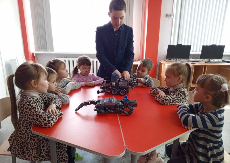 По родному краю с рюкзаком шагаю