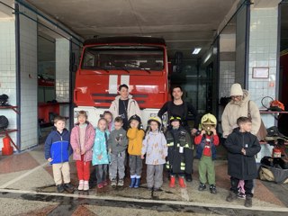Воспитанники старшей группы компенсирующей направленности «Петушок» в рамках лексической темы «Транспорт» побывали на экскурсии в пожарной части.