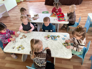 Малыши играют