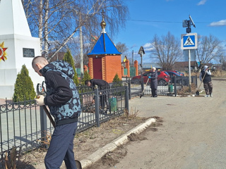 Уборка территории вокруг памятника погибшим воинам - землякам