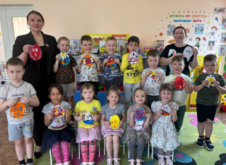 Совместное украшение пасхальных яиц