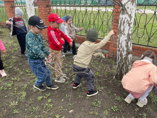 Уборка игрового участка с Эколятами