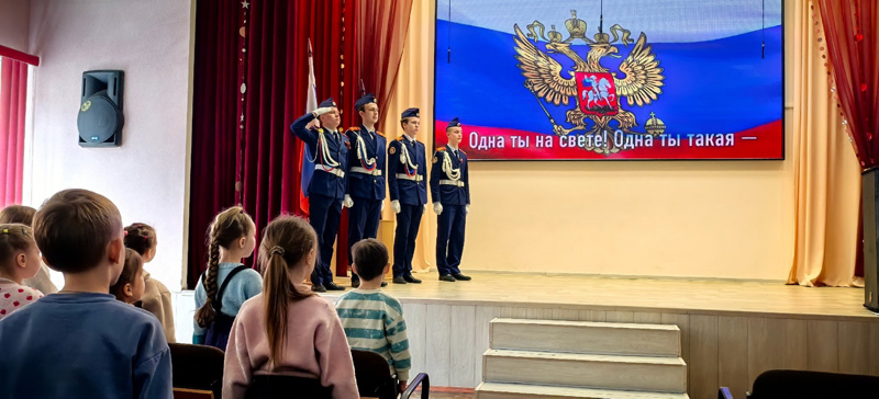 Внос флагов и исполнение гимнов Российской Федерации и Чувашской Республики - традиция каждого понедельника в нашей школе. Следом за этим в классах проводятся "Разговоры о важном"