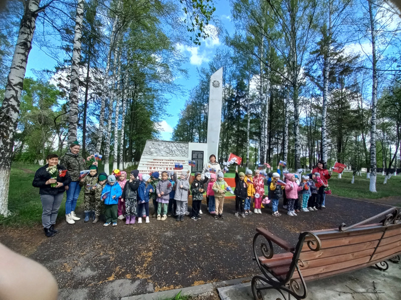 Праздничный концерт в честь 9 мая, посещение памятника участникам ВОВ в п. Опытный.
