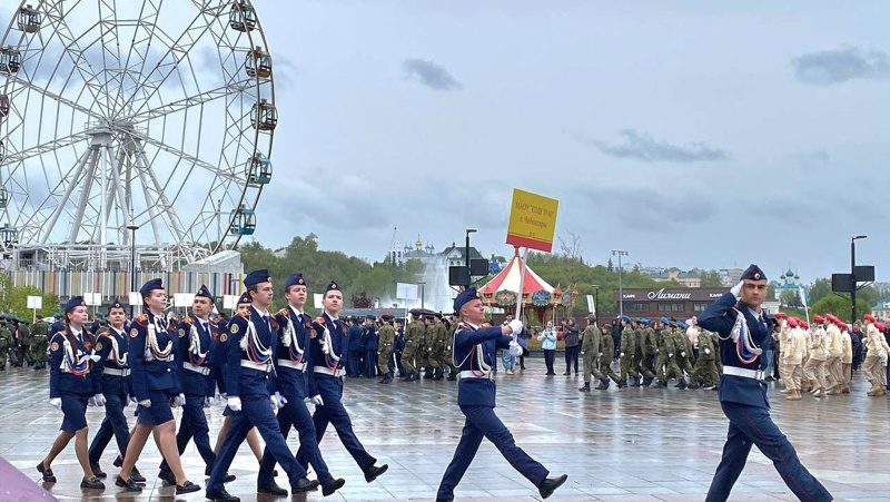Юнармейцы столичной школы №40 приняли участие в параде дошколят и юнармейцев школ города Чебоксары, который состоялся сегодня, 8 мая 2025 года,  на Красной площади