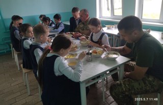 Учащиеся школы провели обед с выпускниками, участниками СВО  Чугуновым В.В. и Захаровым А.С.