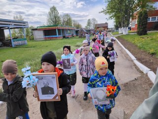 В преддверии празднования 80-летия Дня Победы педагоги и воспитанники нашего детского сада почтили память павших в Великой Отечественной войне возложением цветов
