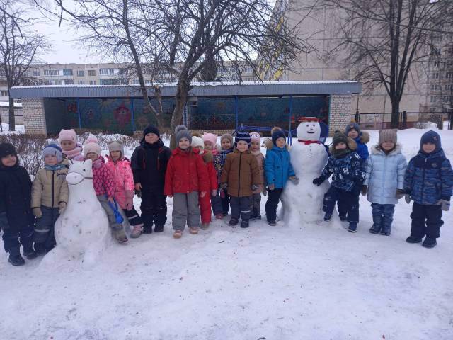 Снежные постройки группы "Ласточка".