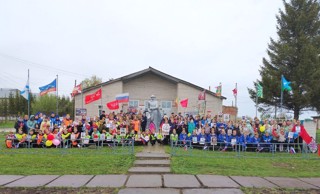 Парад Победы перед памятником в деревне Азим-Сирма