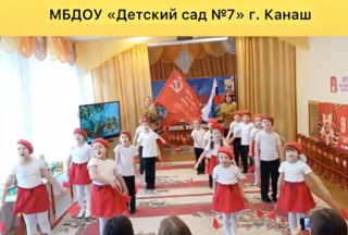 «Никто не забыт и ничто не забыто» — Горящая надпись на глыбе гранита. Поблекшими листьями ветер играет, И снегом холодным венки засыпает.