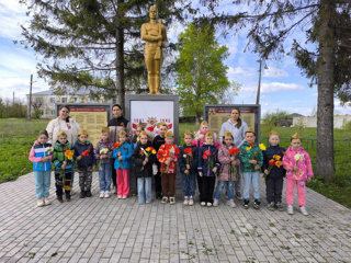 Посетители памятник павшим воинам в Великой Отечественной войне в д. Б. Катраси