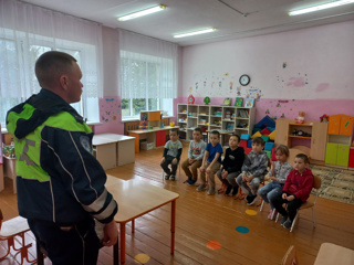 Инспектор ГИБДД в гостях у дошколят.