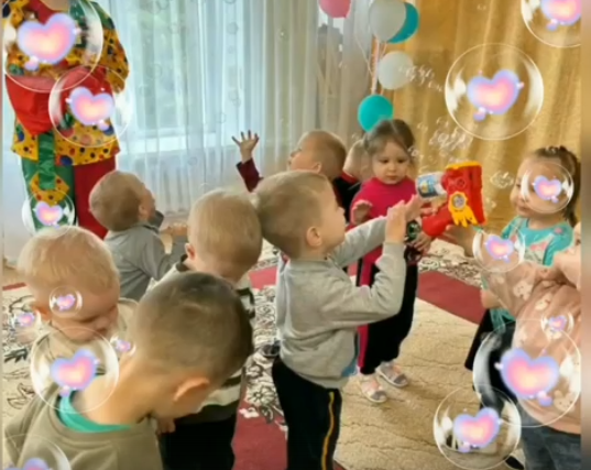 Как красиво! Посмотри! Мы пускаем пузыри Мыльные, цветные, Нами надувные. Нет забавнее игры Для весёлой детворы: Пузыри пускают, Щёки надувают.💕💯👍