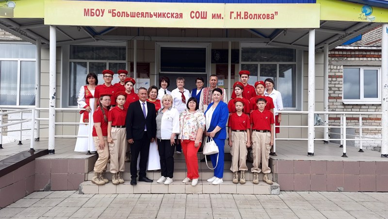 Делегация Бердянского района в МБОУ «Большеяльчикская СОШ им. Г. Н. Волкова»