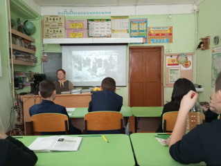 Просмотр документальных фильмов о страшных днях блокады, невероятной силе человеческого духа, непоколебимой вере в победу.