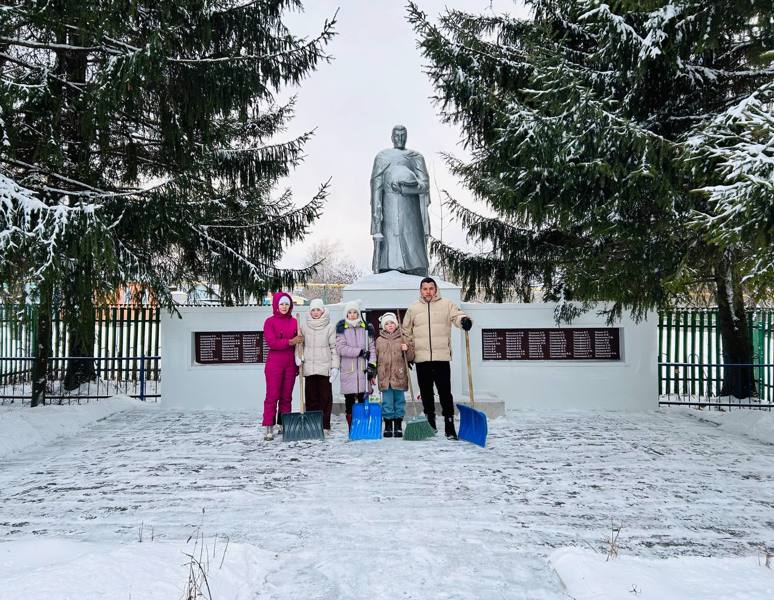 Группа ребят расчистила от снега территорию вокруг памятника односельчанам, погибшим в годы Великой Отечественной войны 1941-1945 гг.