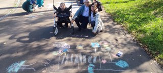 "Мелки в руках – ПДД в сердцах!": В школе прошел яркий конкурс рисунков на асфальте!