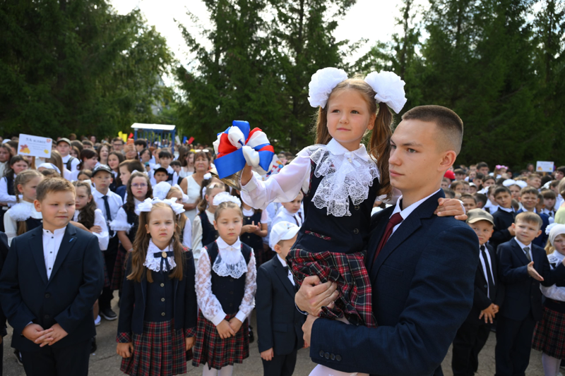 Год учебный открывая, звени, звонок, звени!