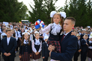 Год учебный открывая, звени, звонок, звени!