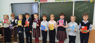 Ученики начальной школы поздравляют дошкольных работников