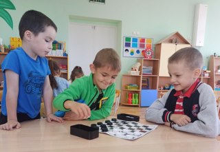 Знает детвора: шашки – лучшая игра