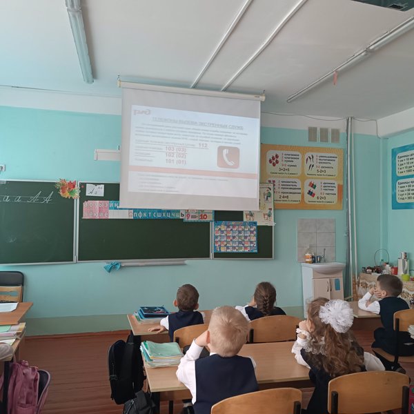 22  сентября в 1г классе прошел классный час  «Правила безопасного поведения детей на железнодорожном транспорте».