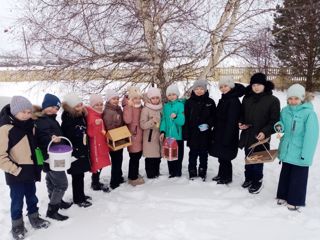 Юные эколята своими руками смастерили красивые и удобные кормушки для птиц