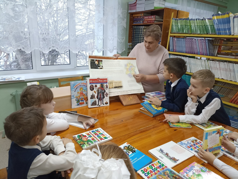 Юные читатели знакомятся с произведениями о героях Отечеста.