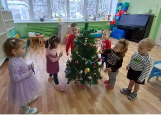 Малыши прощаются с елочкой