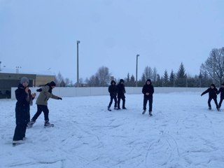 Катание  на  коньках  очень популярно, это увлекательный и самый изящный  вид  зимнего  спорта.