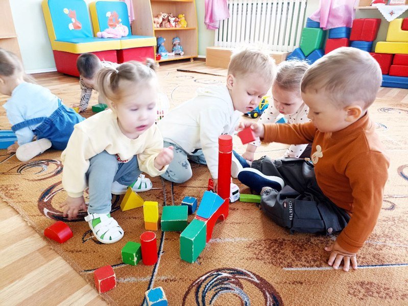 Наши малыши очень любят играть с кубиками