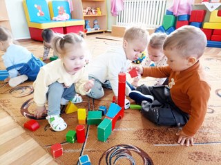 Наши малыши очень любят играть с кубиками