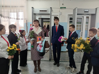 С Днём учителя! Прямо с порога!
