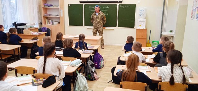 В Шемуршинской средней школе прошла встреча с участником СВО.