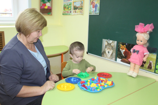 Сделаем кукле Маше бусы