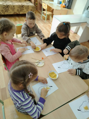 Аппликация в группе "Ягодка"